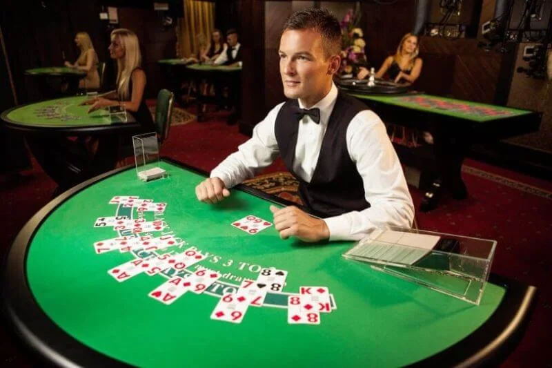 Dealer memandu permainan pada ruang kasino live