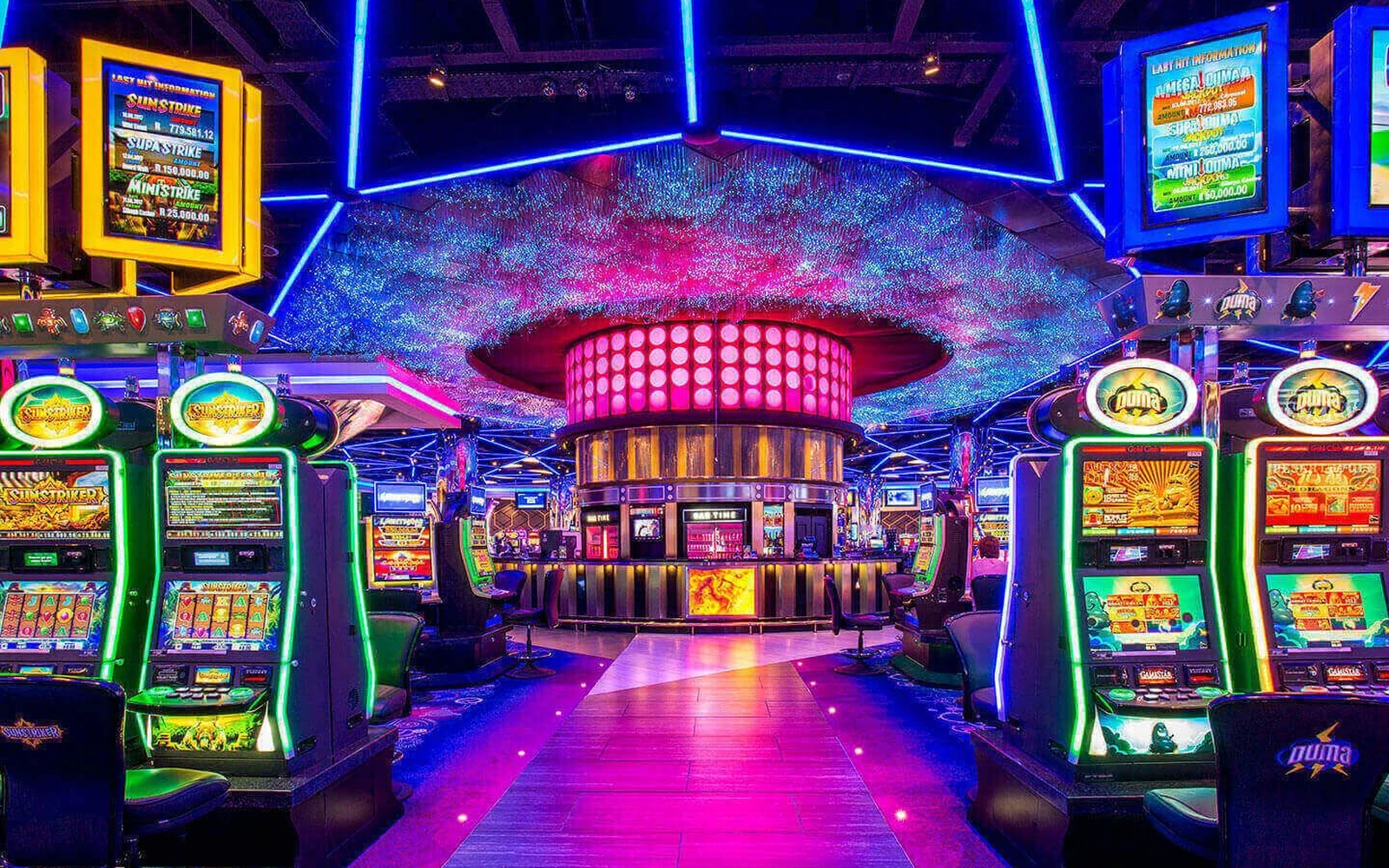 Tampilan slot mobile dengan reel, tombol permainan, dan panel fitur